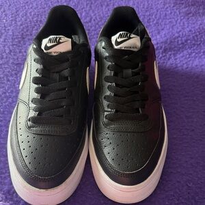 Nike Women's Black and White Athletic Shoes